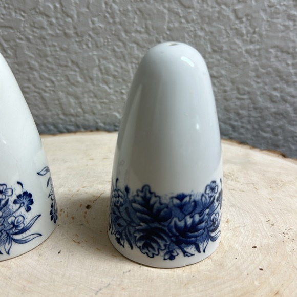 Vintage Churchill Courier and Ives Blue & White Salt and Pepper shakers - Picture 2 of 8